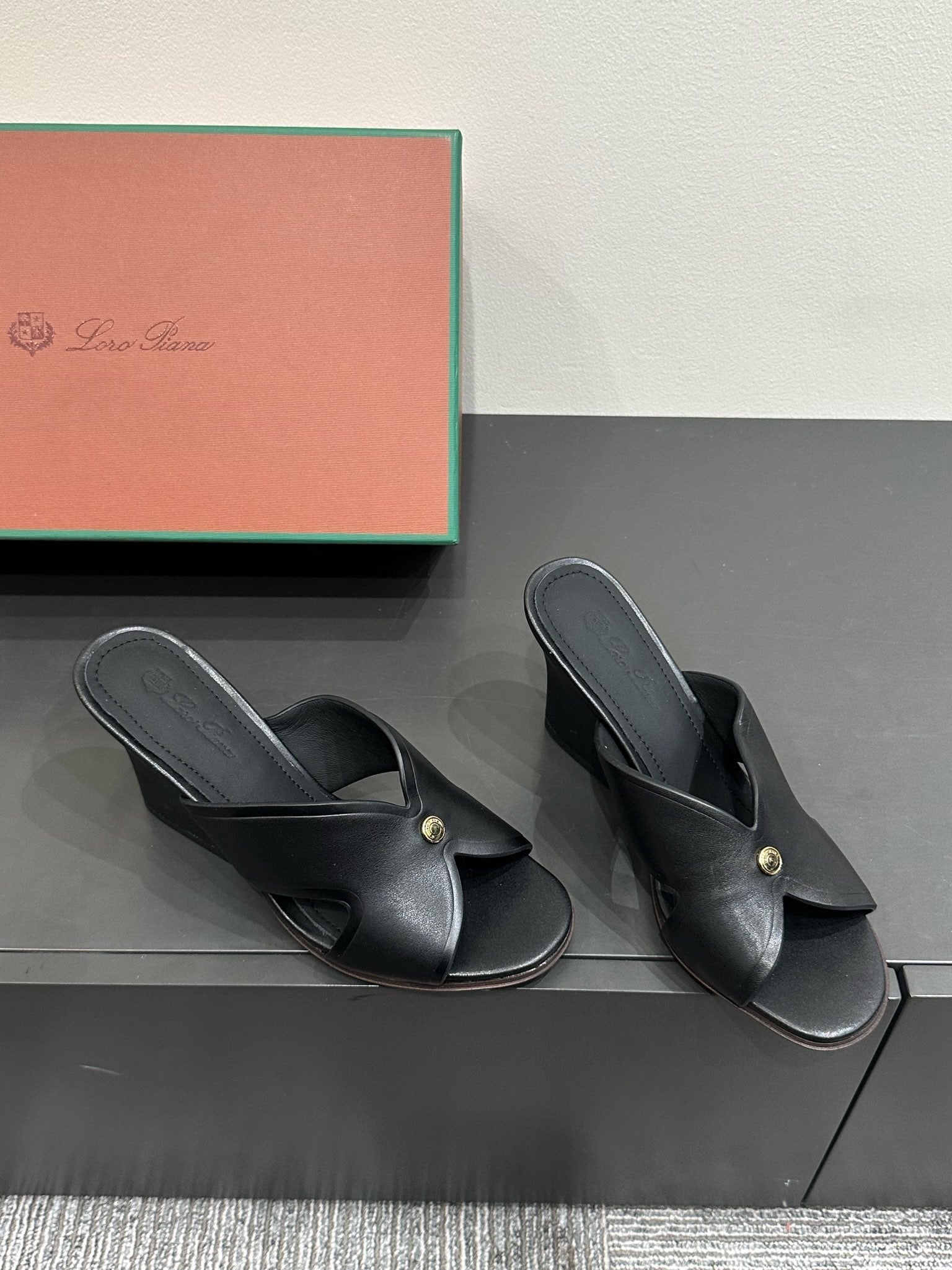 LP HIGH HEELS 25S IN BLACK LAMBSKIN