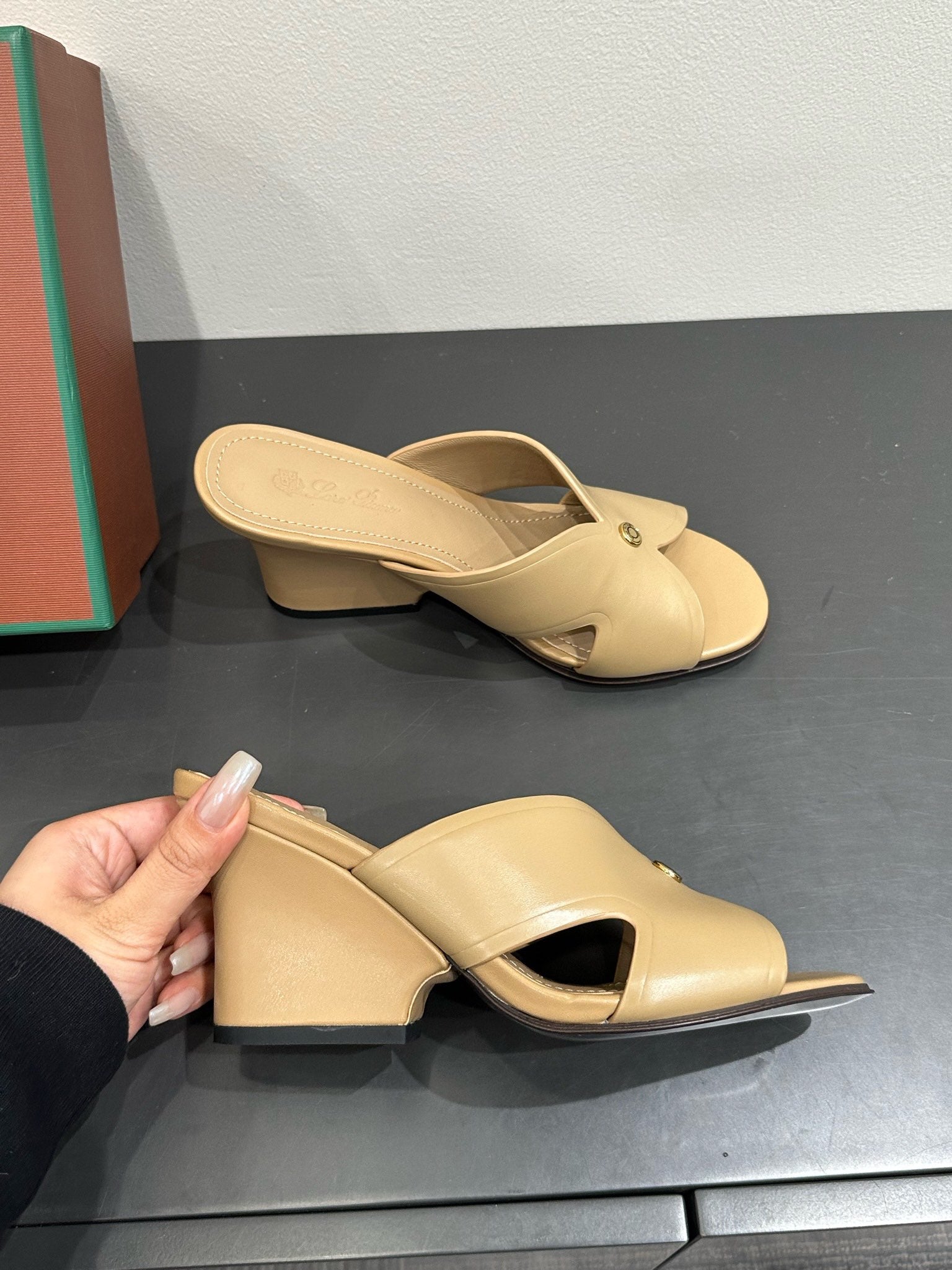 LP HIGH HEELS 25S IN WARM BEIGE LAMBSKIN