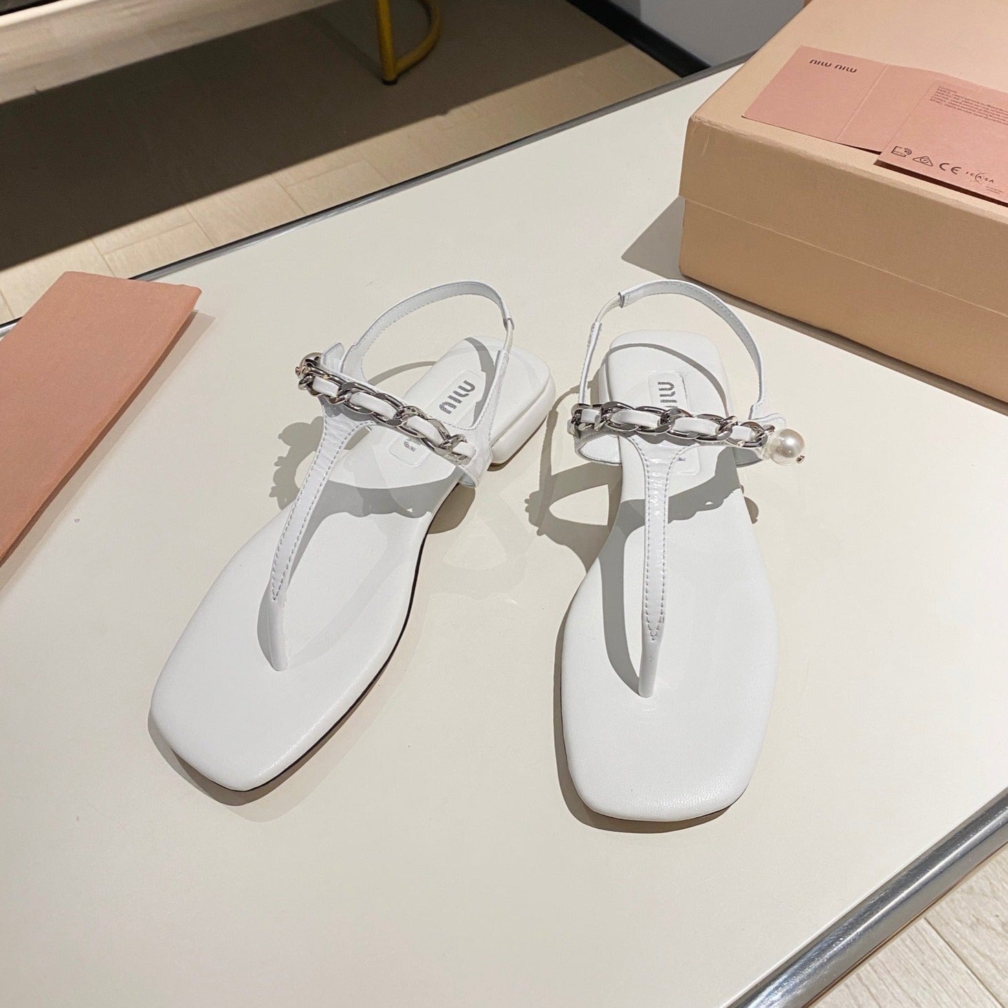 PEARL CHAIN FLIP-FLOPS SNOW COLOR LEATHER