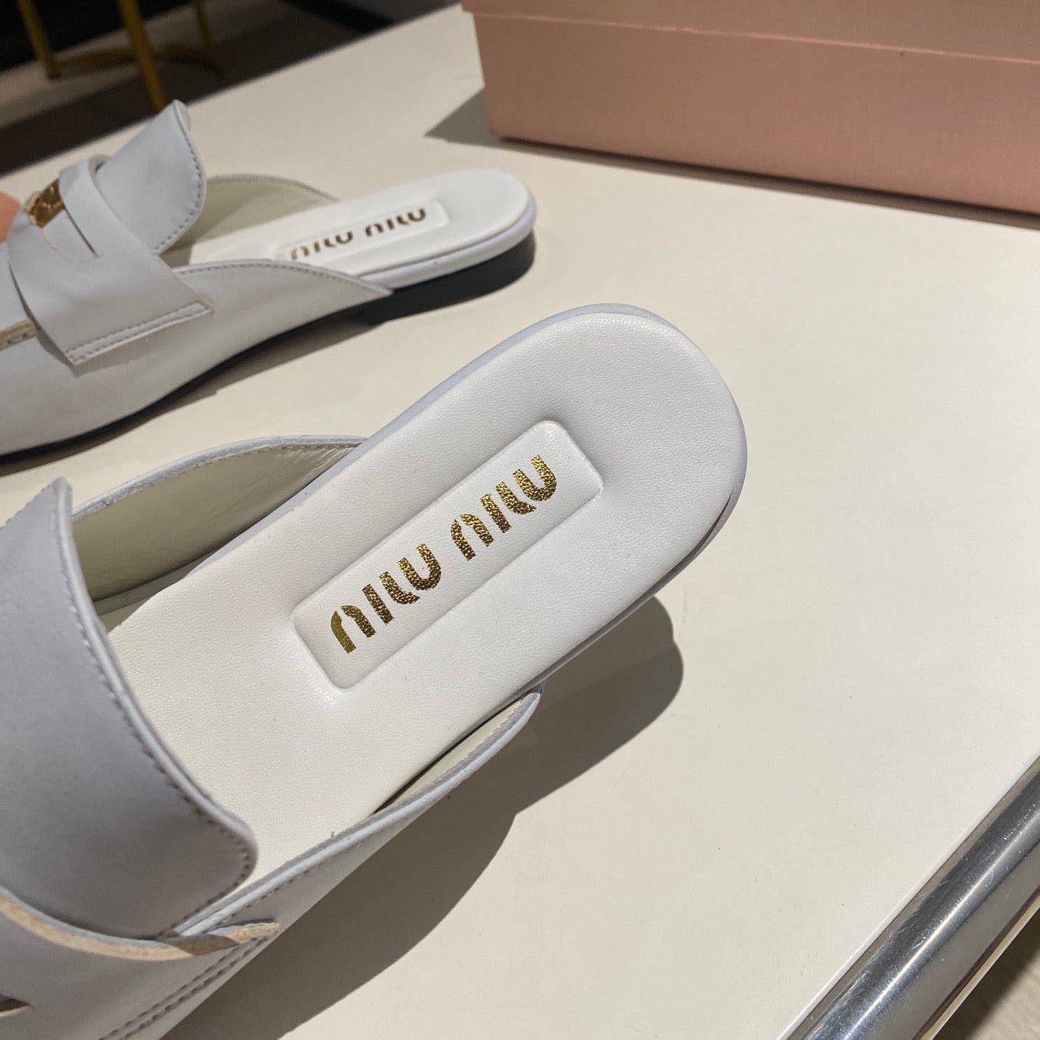 MULES SLIPPERS WHITE COWHIDE WITH GOLD COIN