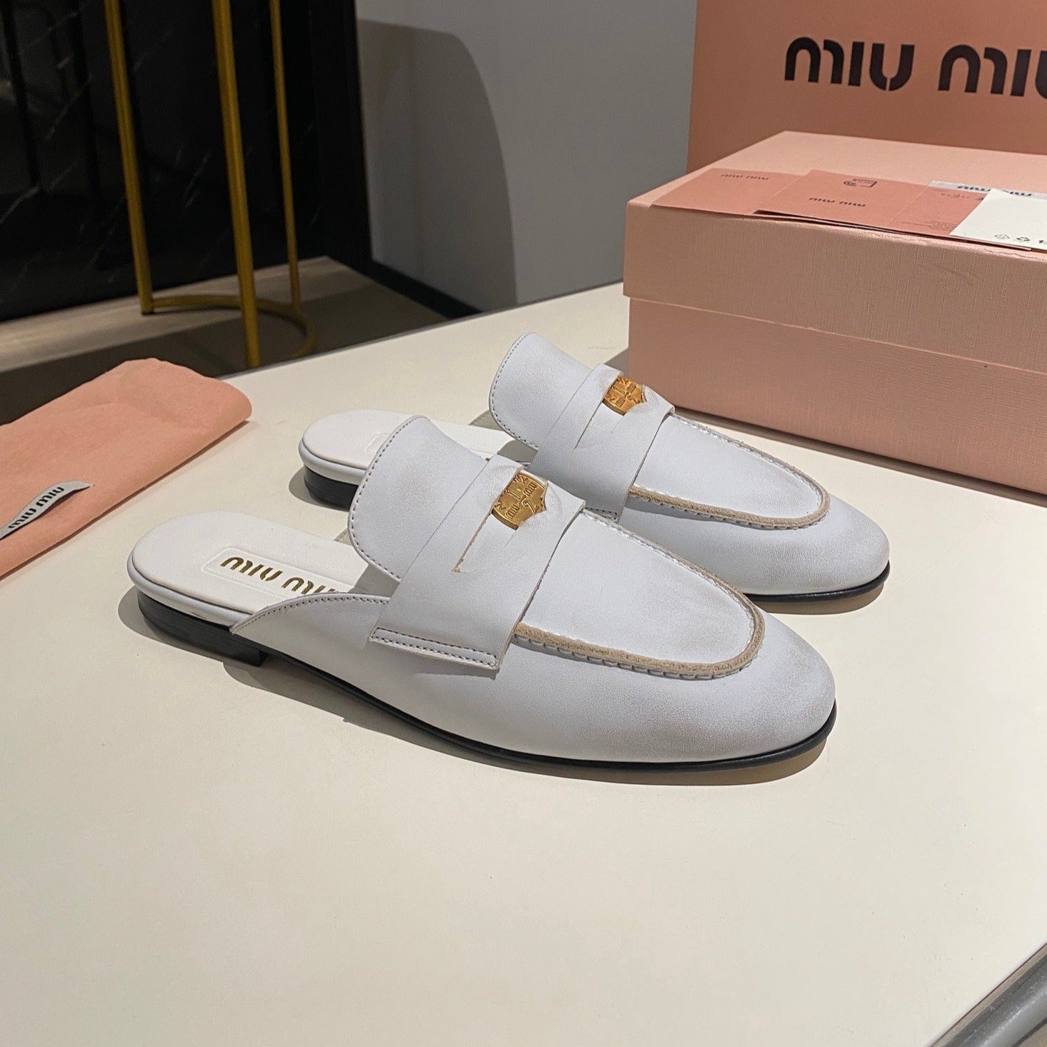 MULES SLIPPERS WHITE COWHIDE WITH GOLD COIN