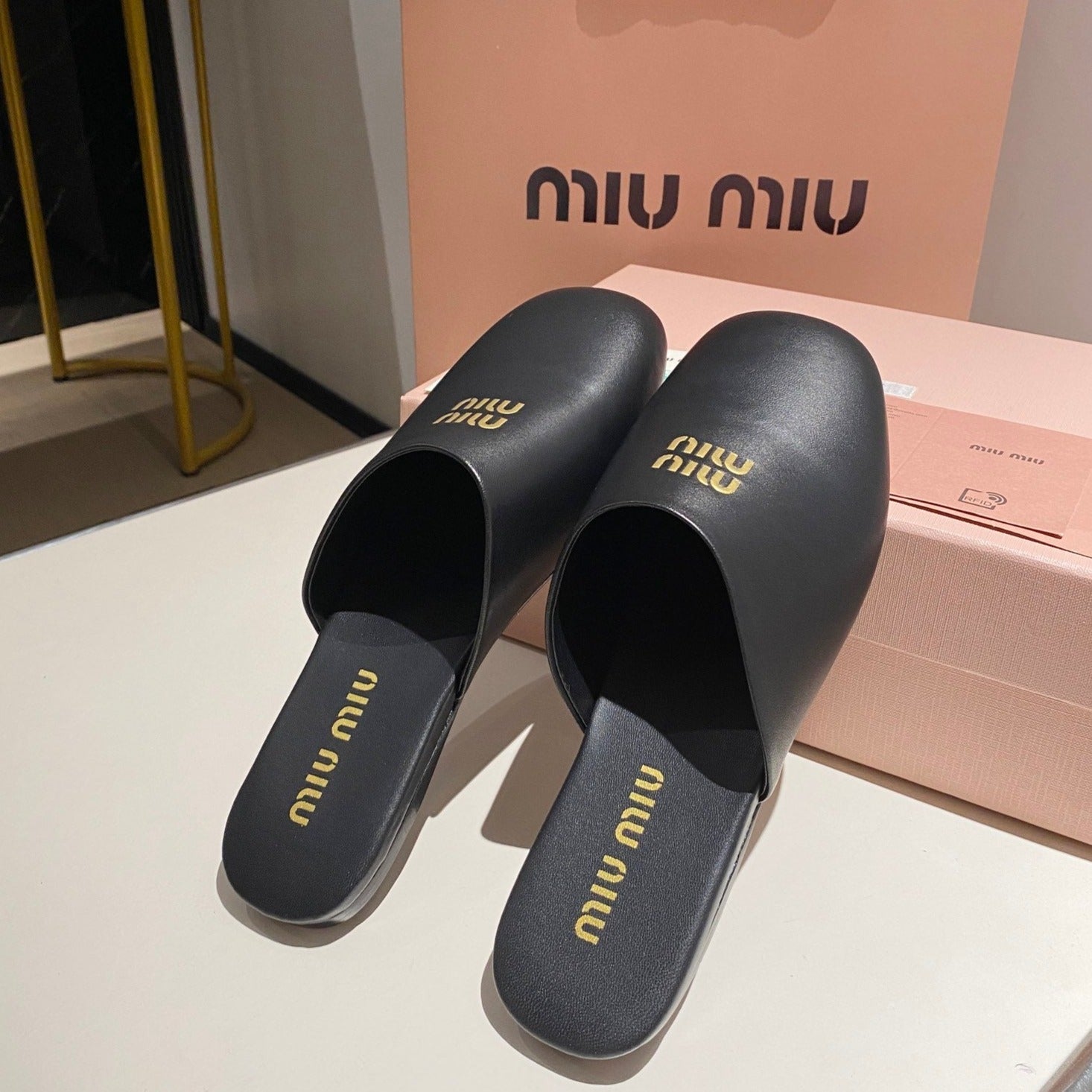 MULES SLIPPERS RETRO BLACK COWHIDE