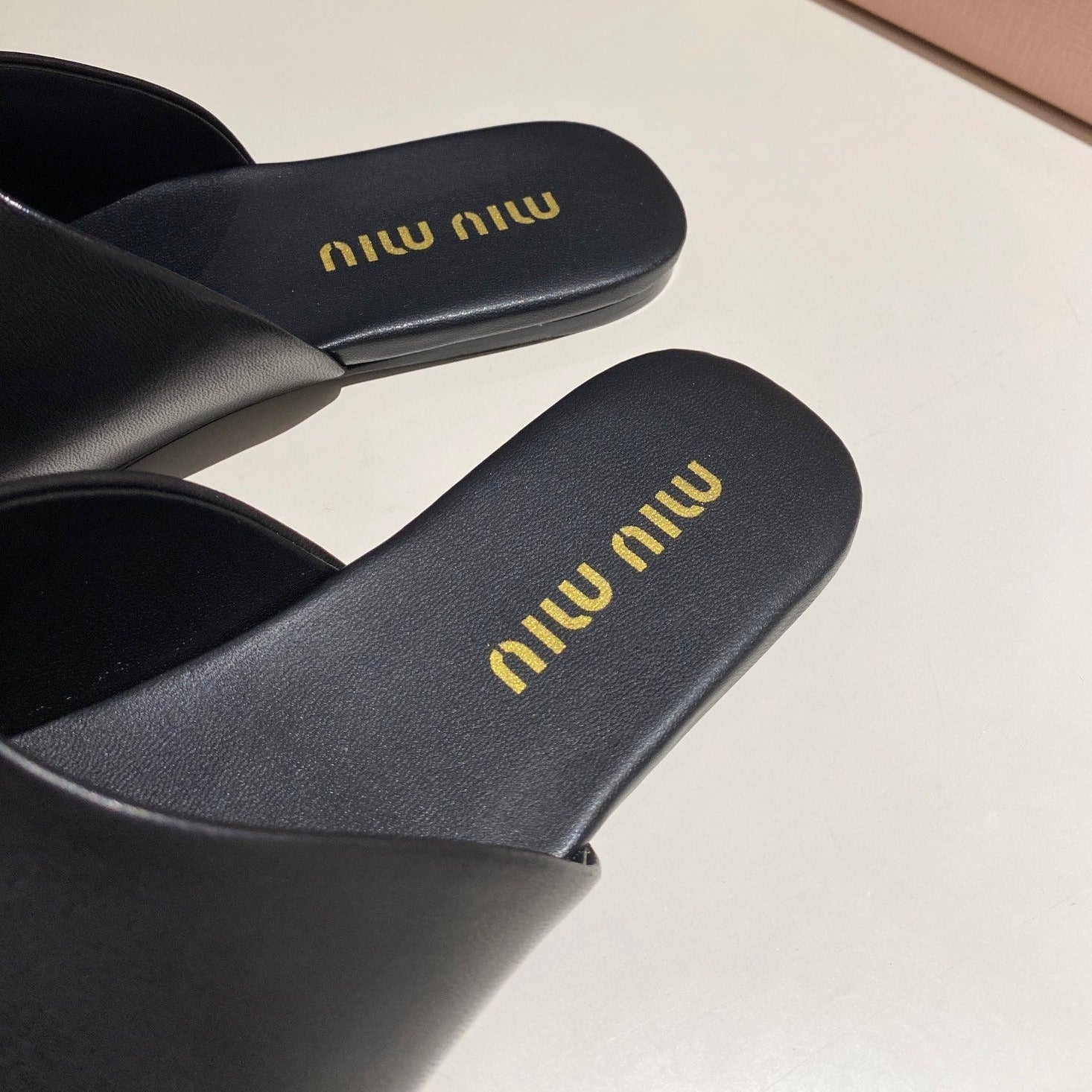 MULES SLIPPERS RETRO BLACK COWHIDE