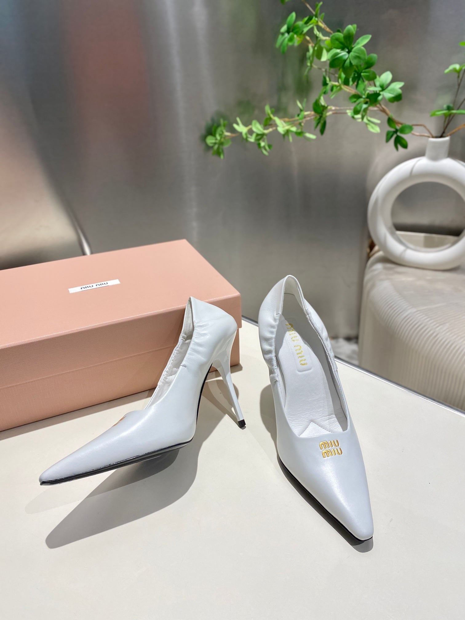 POINTED-TOE HIGH HEEL PUMPS IN WHITE SMOOTH LAMBSKIN