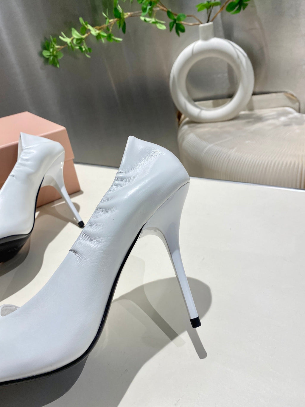 POINTED-TOE HIGH HEEL PUMPS IN WHITE SMOOTH LAMBSKIN