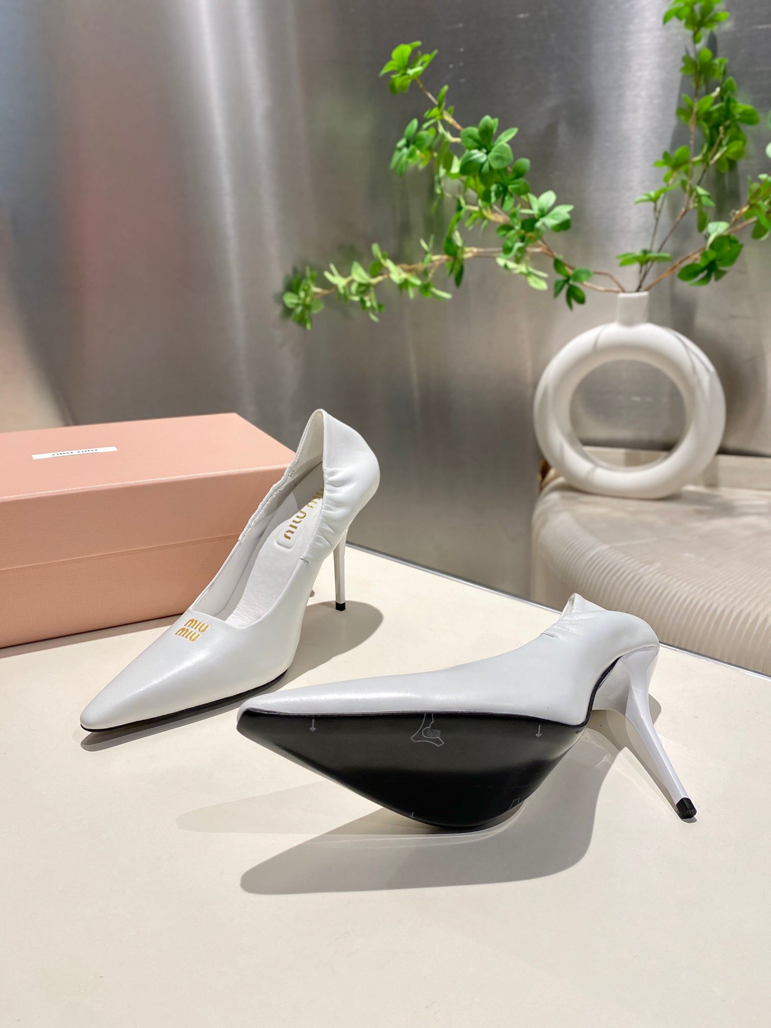 POINTED-TOE HIGH HEEL PUMPS IN WHITE SMOOTH LAMBSKIN