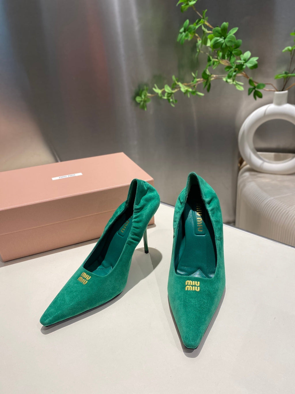 POINTED-TOE HIGH HEEL PUMPS IN GREEN SUEDE
