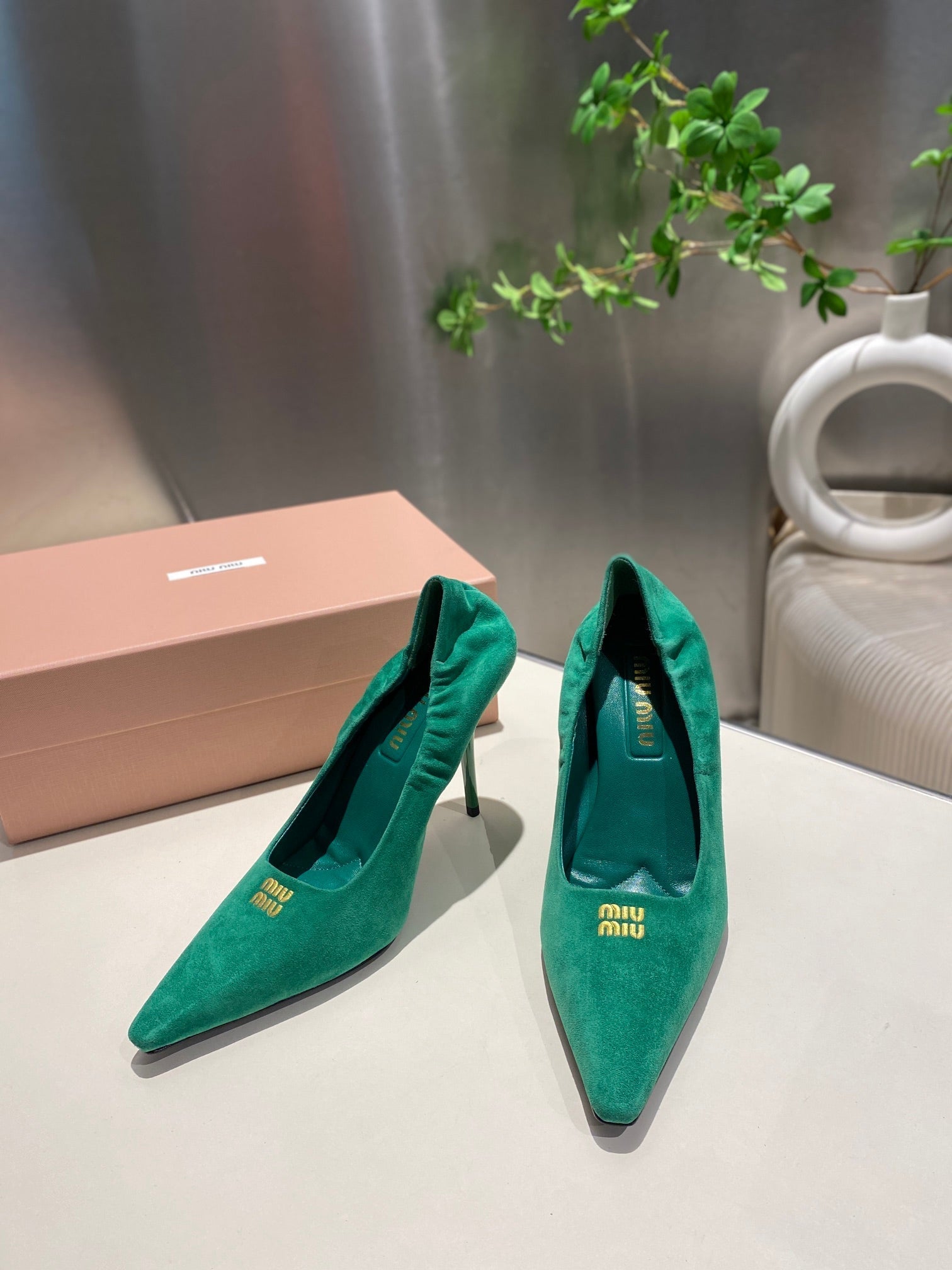 POINTED-TOE HIGH HEEL PUMPS IN GREEN SUEDE