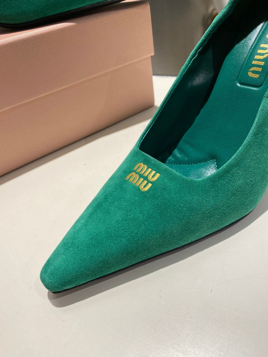 POINTED-TOE HIGH HEEL PUMPS IN GREEN SUEDE
