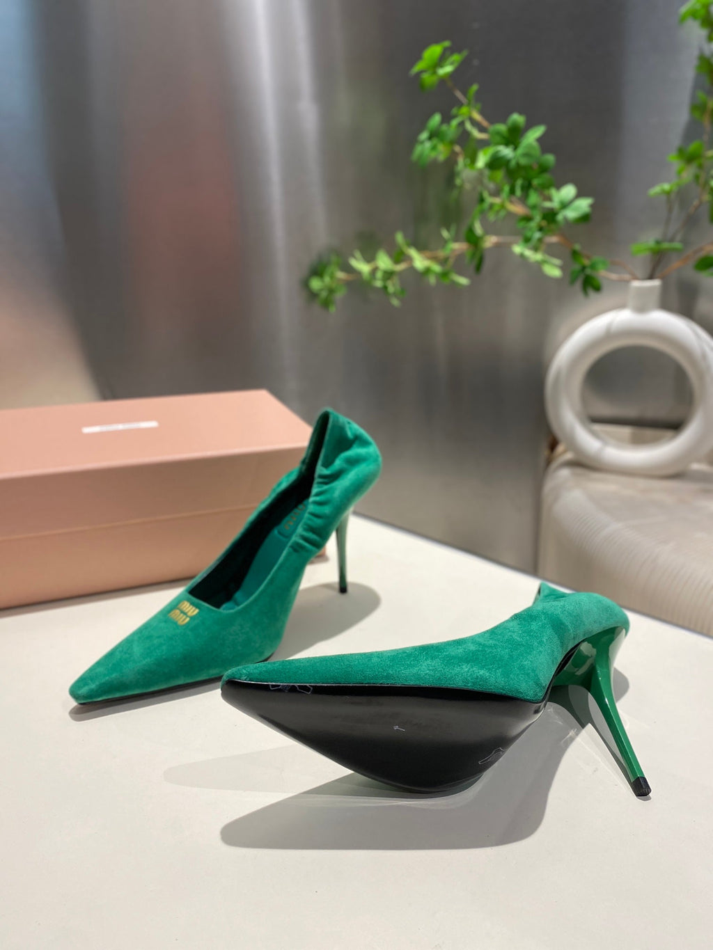 POINTED-TOE HIGH HEEL PUMPS IN GREEN SUEDE