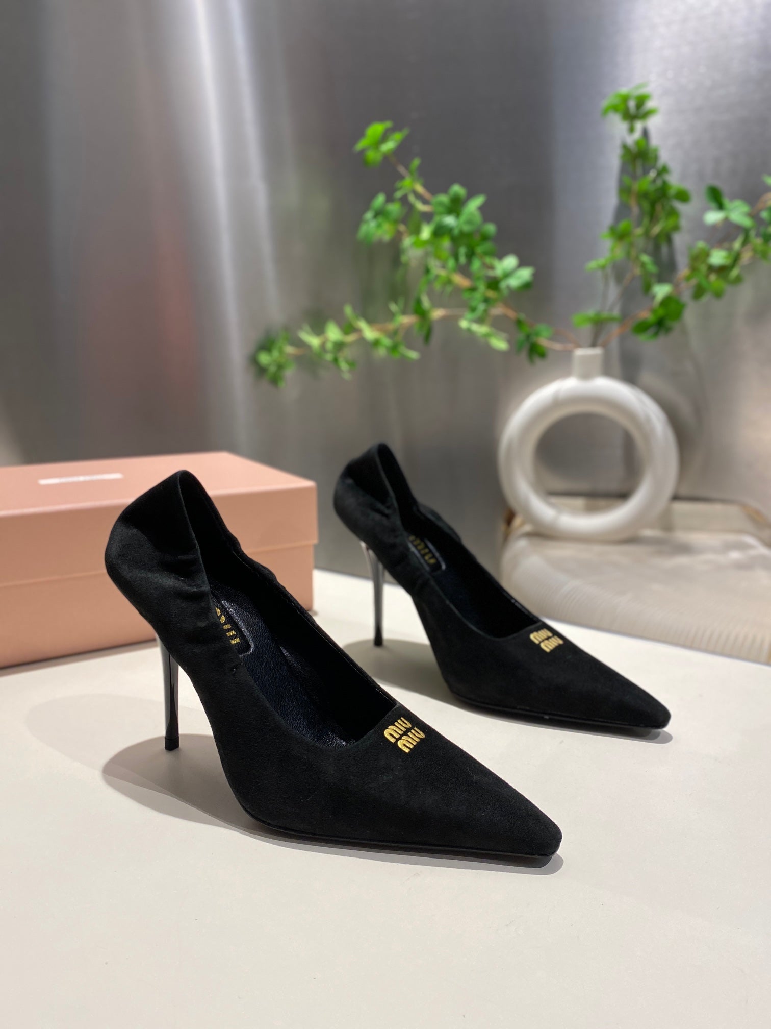 POINTED-TOE HIGH HEEL PUMPS IN BLACK SUEDE