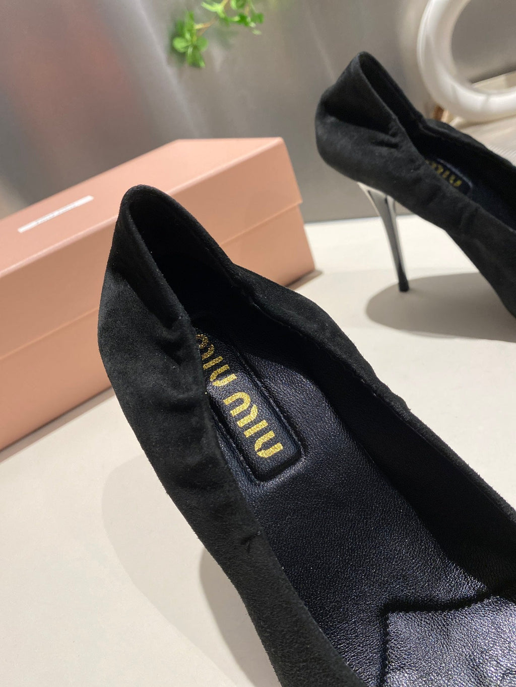 POINTED-TOE HIGH HEEL PUMPS IN BLACK SUEDE