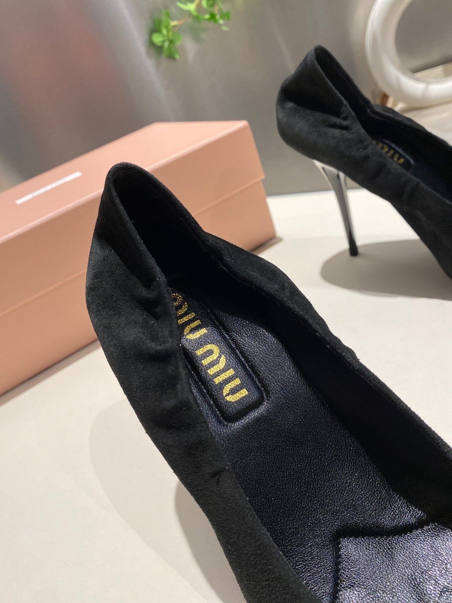 POINTED-TOE HIGH HEEL PUMPS IN BLACK SUEDE