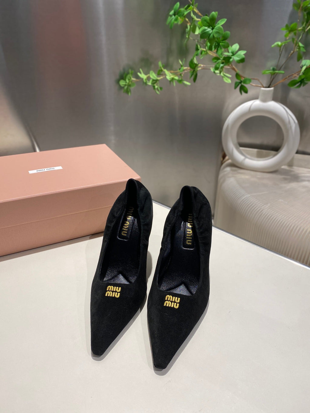 POINTED-TOE HIGH HEEL PUMPS IN BLACK SUEDE