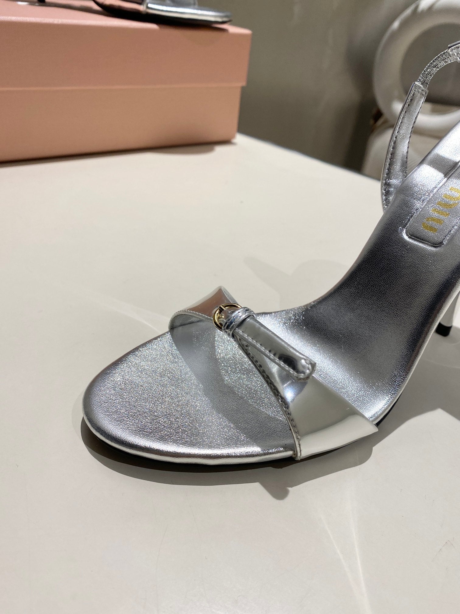 TWO STRAP HIGH HEELED SANDALS IN SILVER METALLIC GLOSSY SHEEPSKIN
