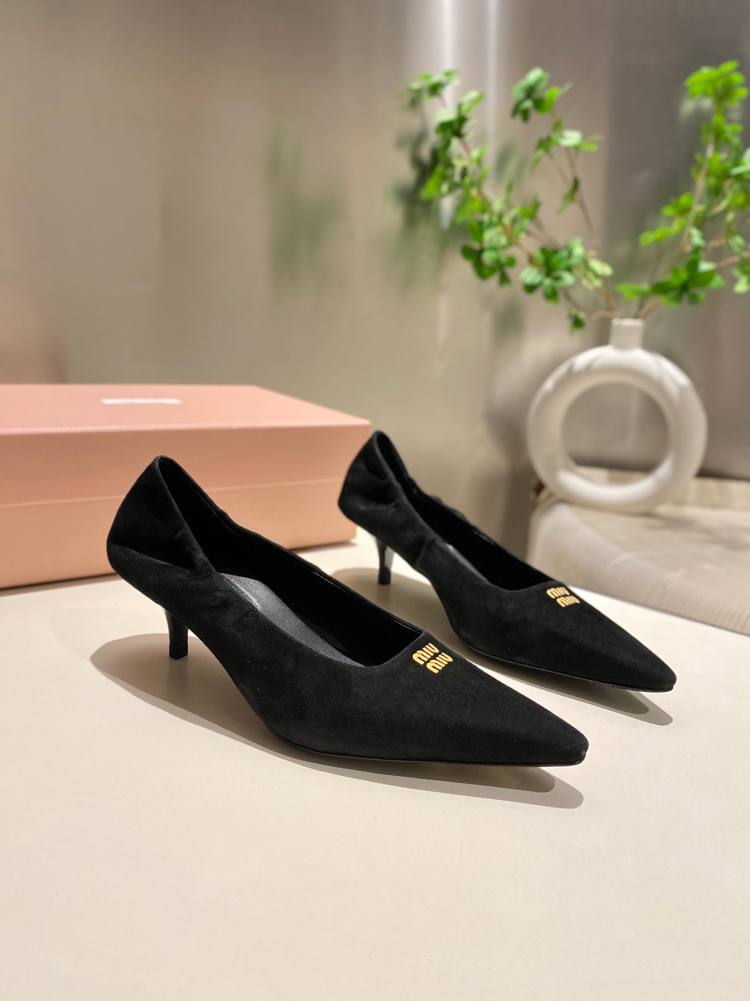 POINTED-TOE MID HEEL PUMPS IN BLACK SUEDE