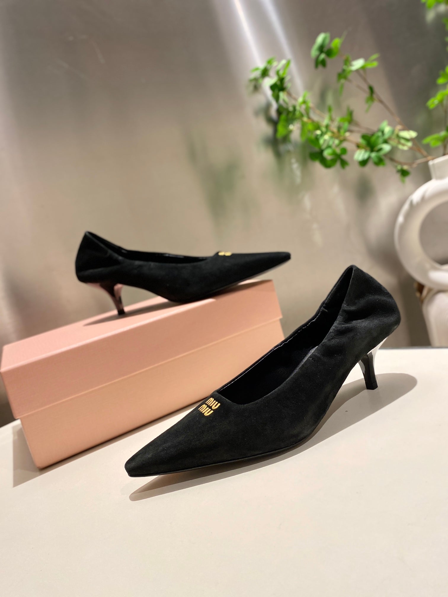 POINTED-TOE MID HEEL PUMPS IN BLACK SUEDE