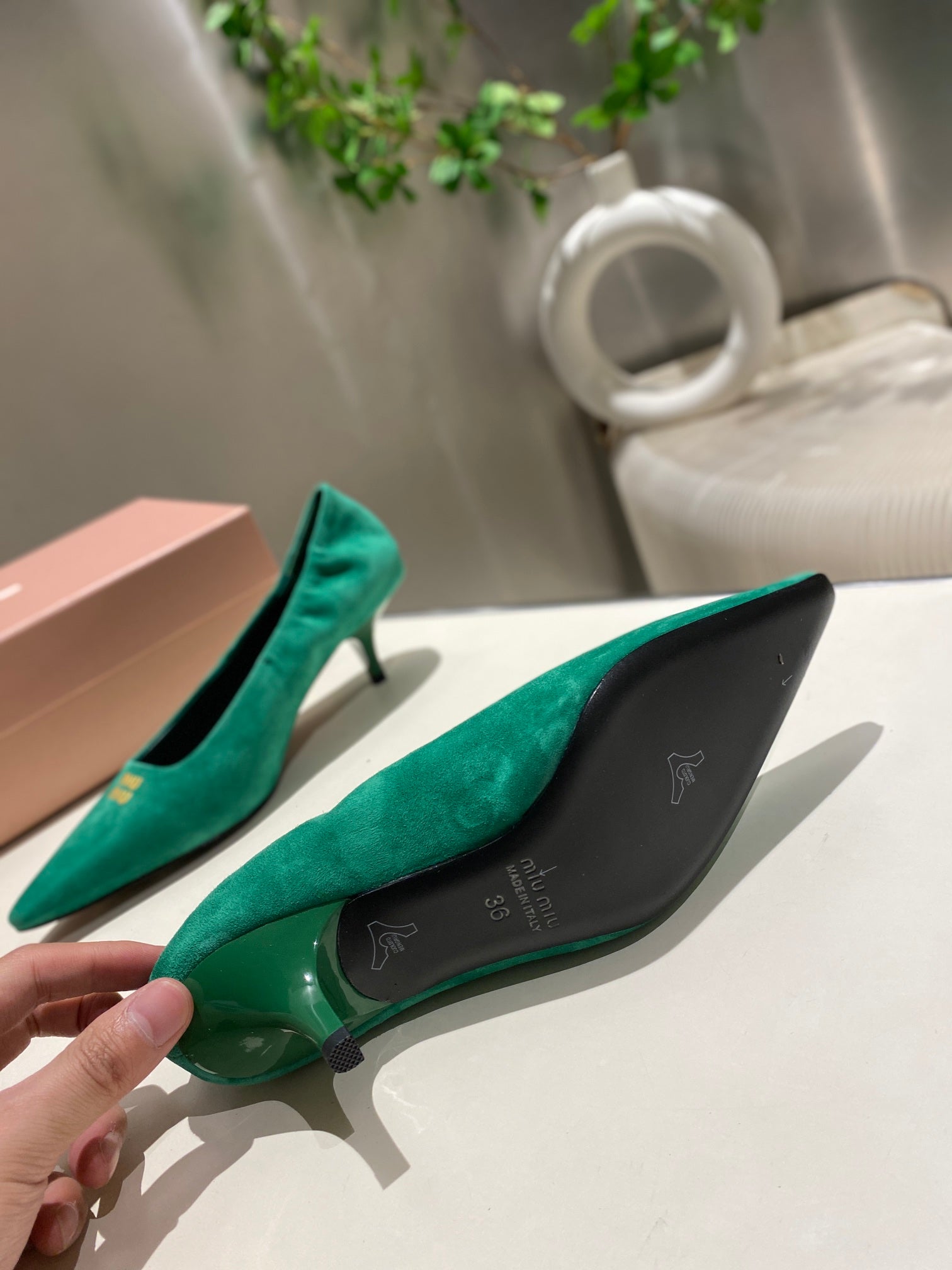 POINTED-TOE MID HEEL PUMPS IN GREEN SUEDE