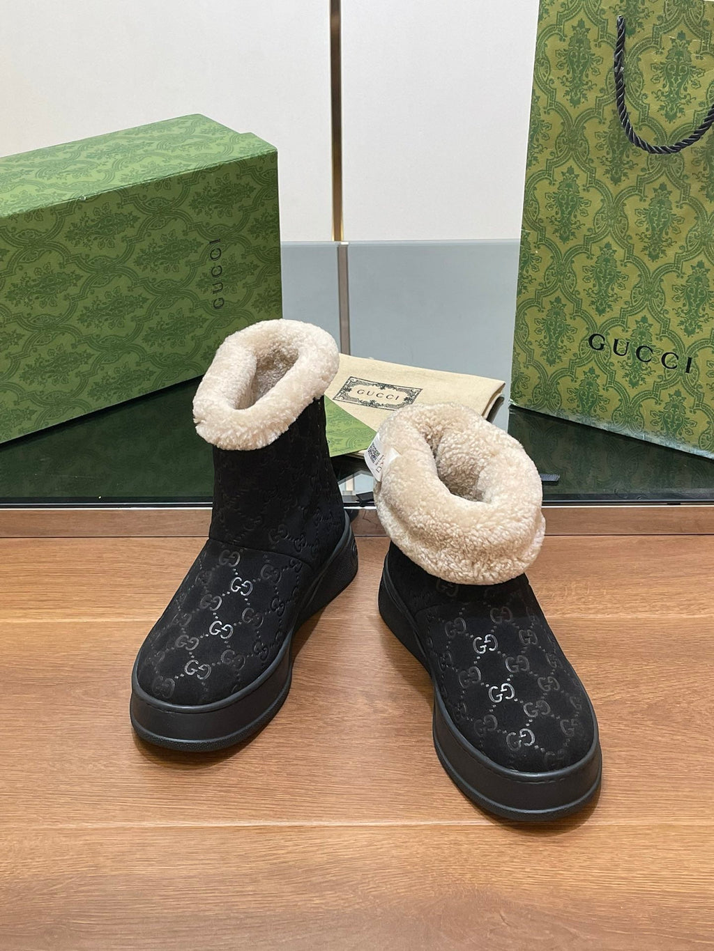 GG SNOW BOOTS IN BLACK EMBOSSED SUEDE AND BEIGE WOOL LINING