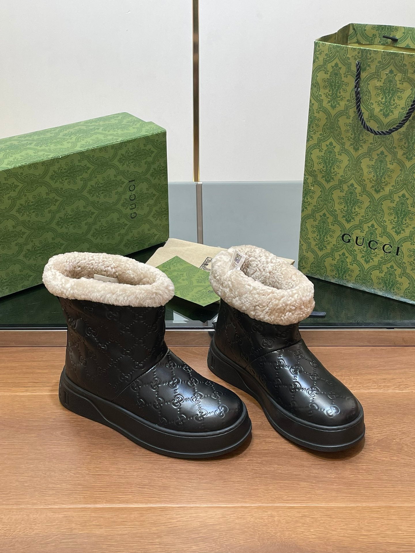 GG SNOW BOOTS IN BLACK EMBOSSED DEERSKIN AND BEIGE WOOL LINING