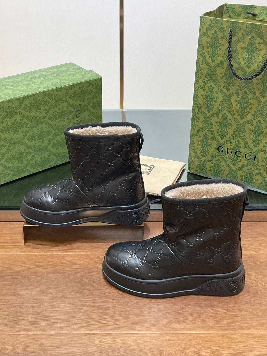 GG UGG BOOTS IN BLACK EMBOSSED SUEDE AND BEIGE WOOL LINING