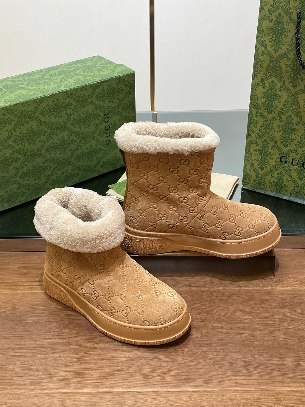 GG SNOW BOOTS IN CIDER BROWN EMBOSSED SUEDE AND BEIGE WOOL LINING