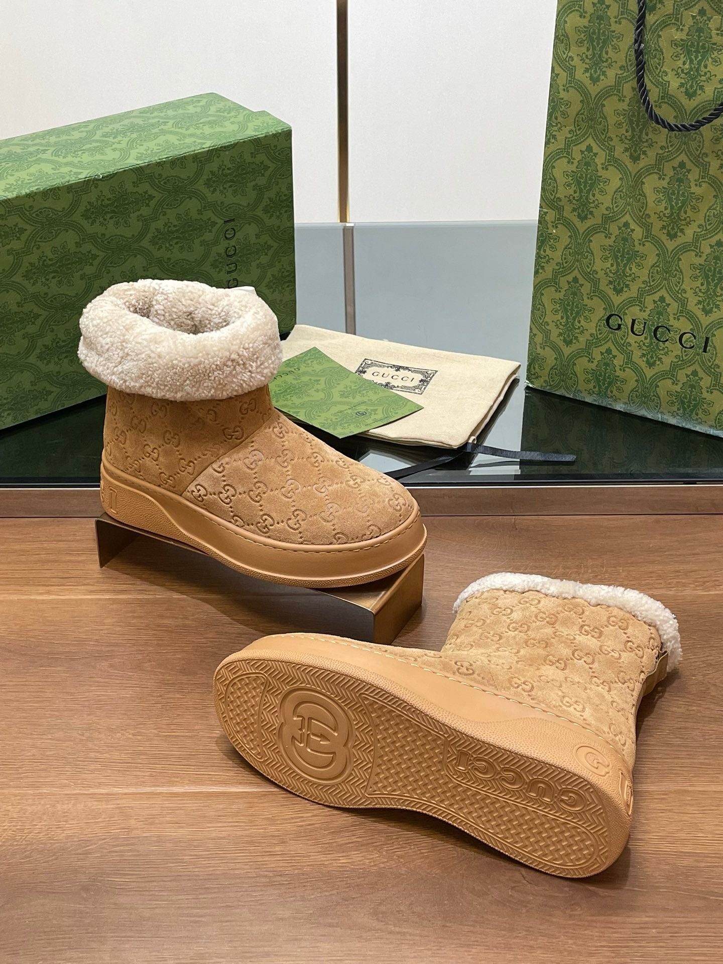 GG SNOW BOOTS IN CIDER BROWN EMBOSSED SUEDE AND BEIGE WOOL LINING