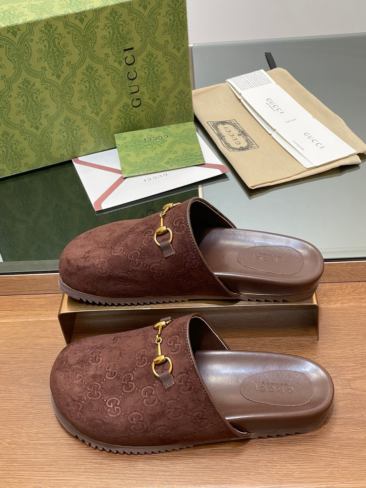 GG HORSEBIT MULE IN CHOCOLATE BROWN EMBOSSED SUEDE AND SHEEPSKIN LINING