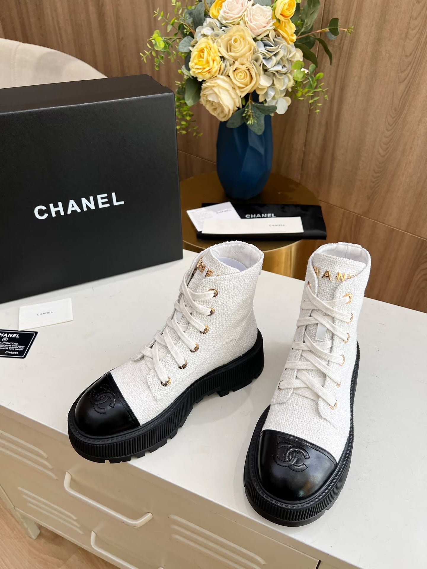 SHORT BOOTS IN WHITE TWEED AND BLACK CALFSKIN