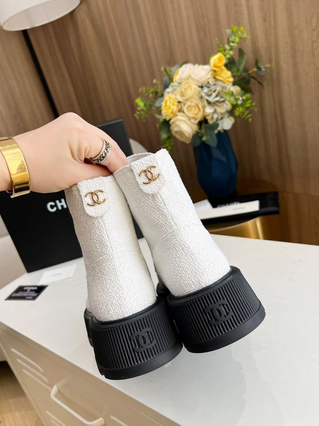 SHORT BOOTS IN WHITE TWEED AND BLACK CALFSKIN