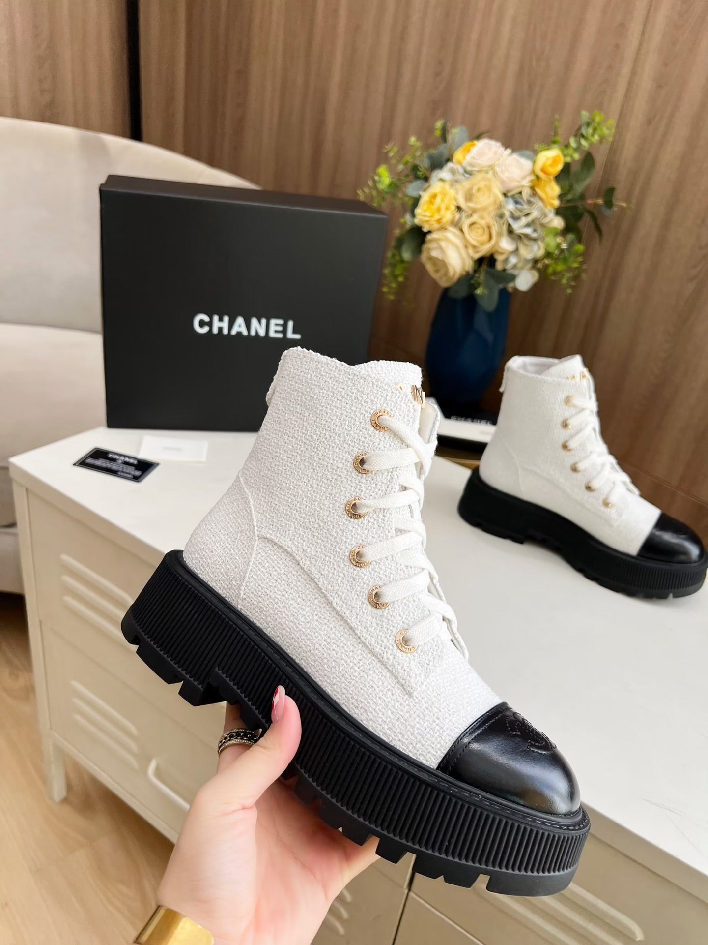 SHORT BOOTS IN WHITE TWEED AND BLACK CALFSKIN