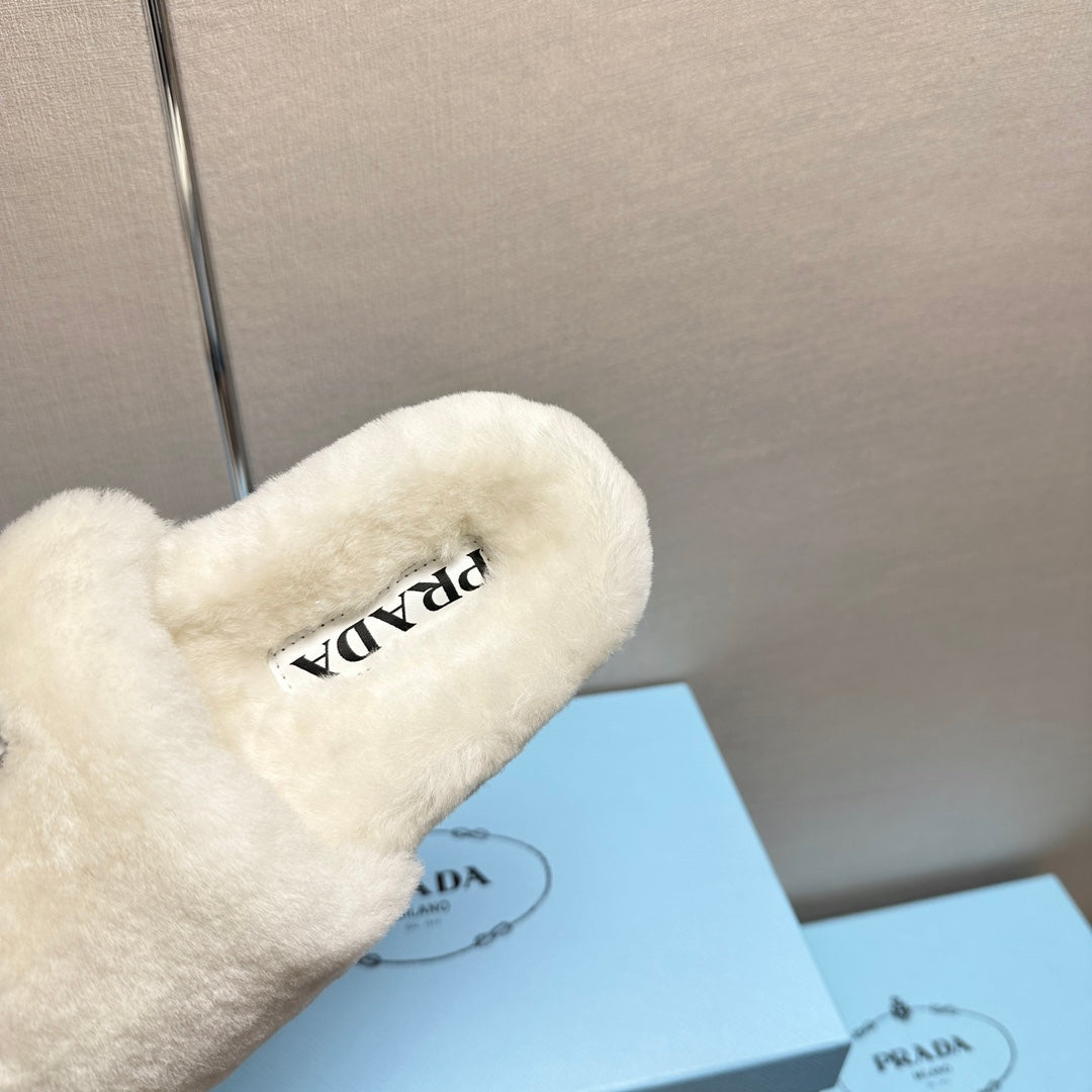 THICK-SOLED FUR SLIDES WHITE WITH TRIANGLE LOGO