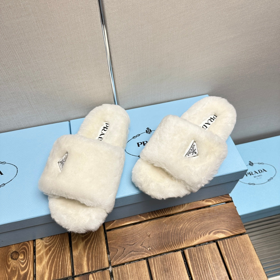 THICK-SOLED FUR SLIDES WHITE WITH TRIANGLE LOGO