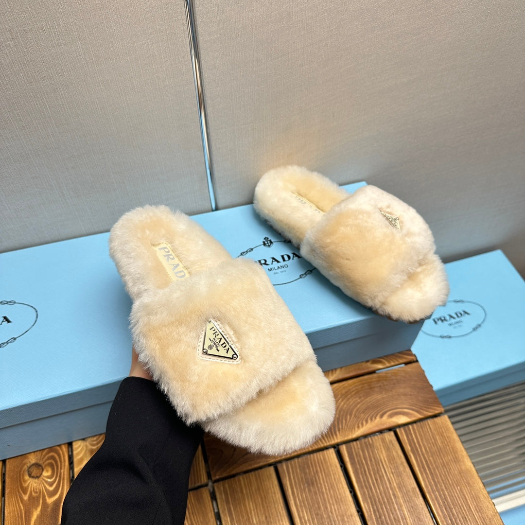 THICK-SOLED FUR SLIDES TUSCAN BEIGE WITH TRIANGLE LOGO