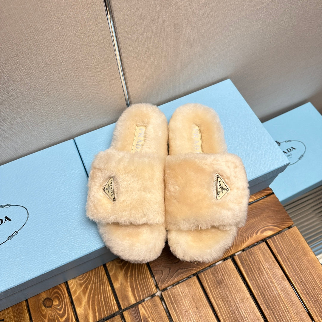 THICK-SOLED FUR SLIDES TUSCAN BEIGE WITH TRIANGLE LOGO