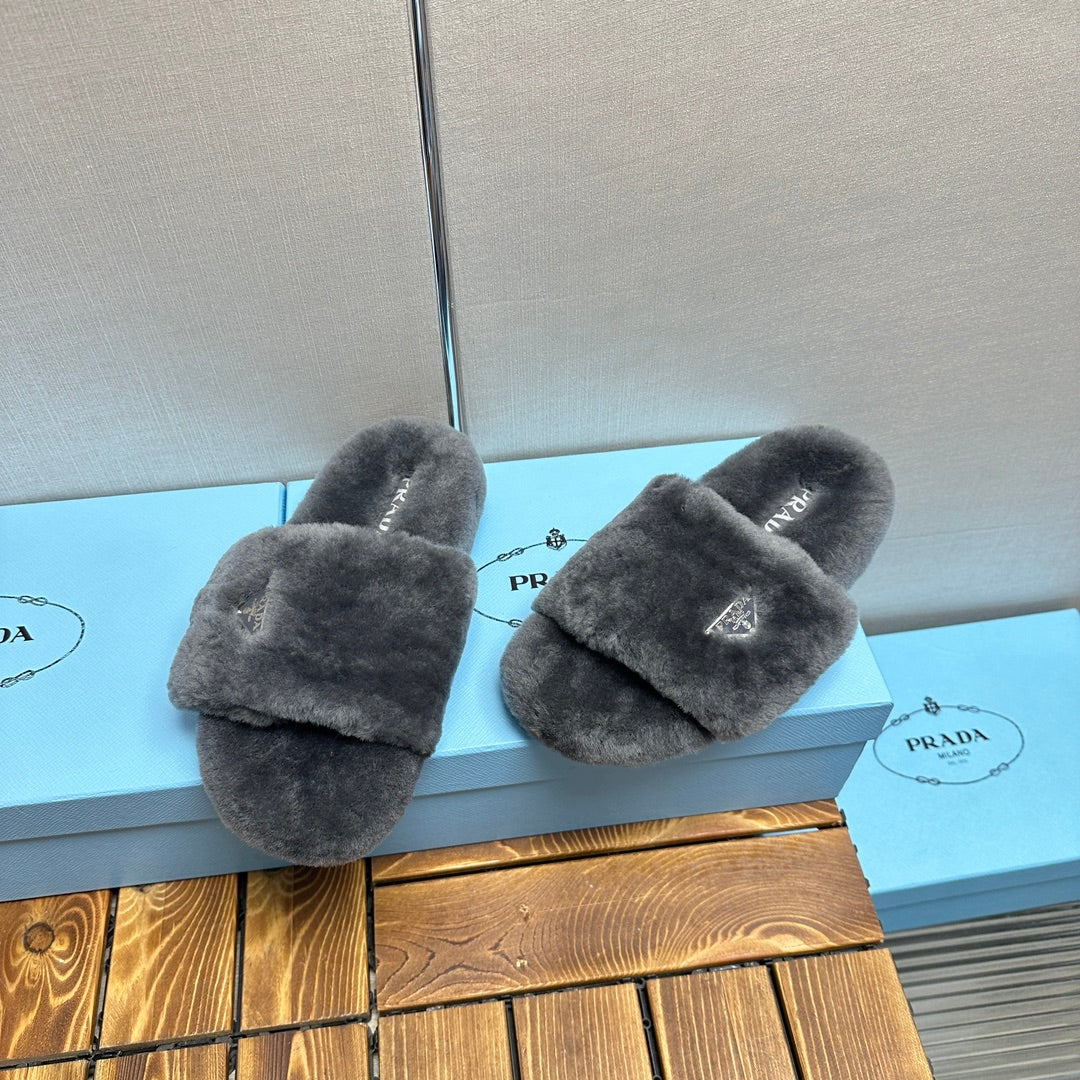 THICK-SOLED FUR SLIDES GRAY WITH TRIANGLE LOGO