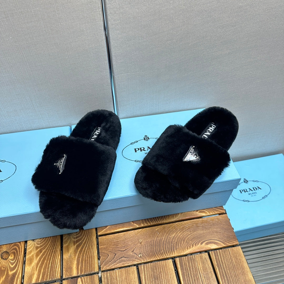 THICK-SOLED FUR SLIDES BLACK WITH TRIANGLE LOGO