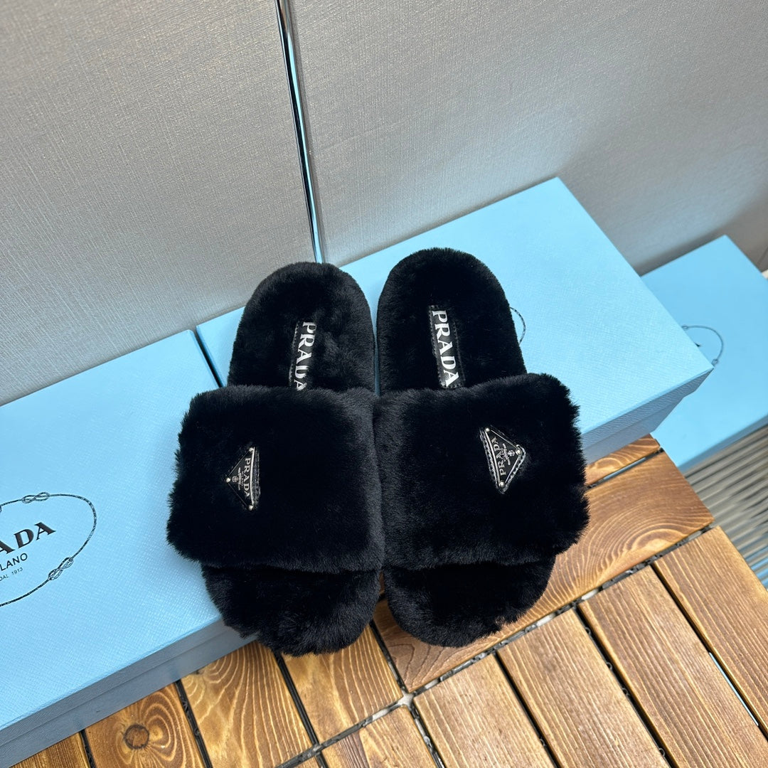 THICK-SOLED FUR SLIDES BLACK WITH TRIANGLE LOGO