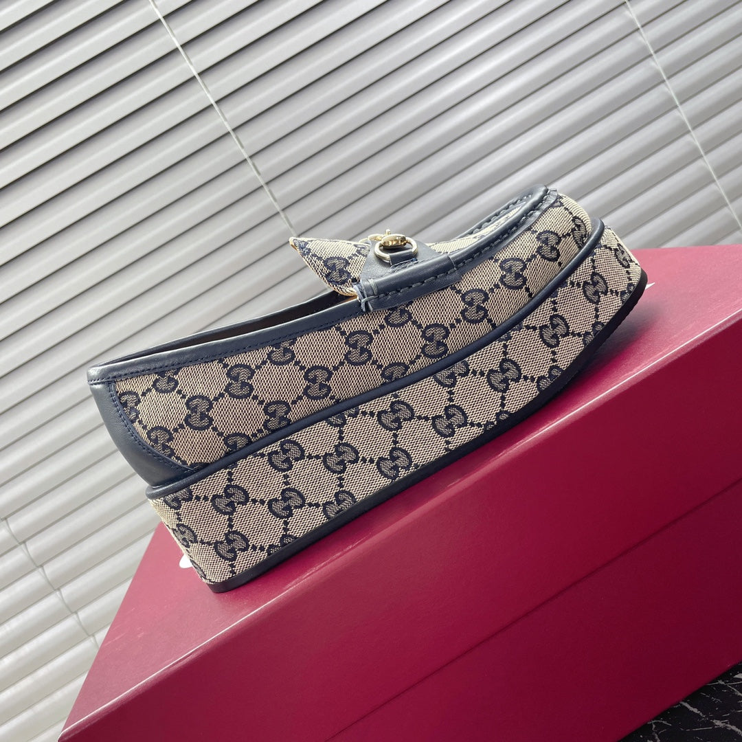 HORSEBIT PLATFORM LOAFER IN TAN BEIGEMONOGRAM JACQUARD FABRIC AND NAVY BLUE CALFSKIN