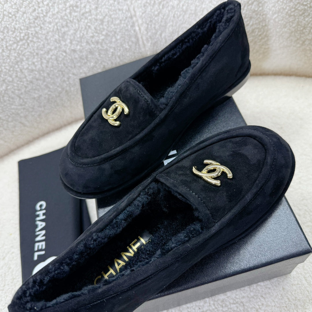 LOAFER IN BLACK SUEDE AND WOOL LINING