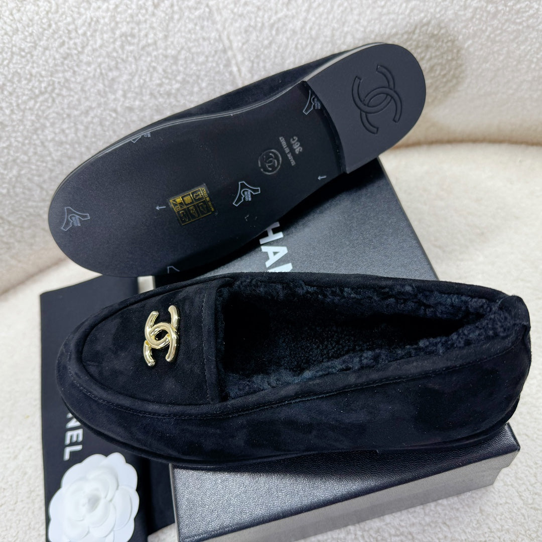 LOAFER IN BLACK SUEDE AND WOOL LINING