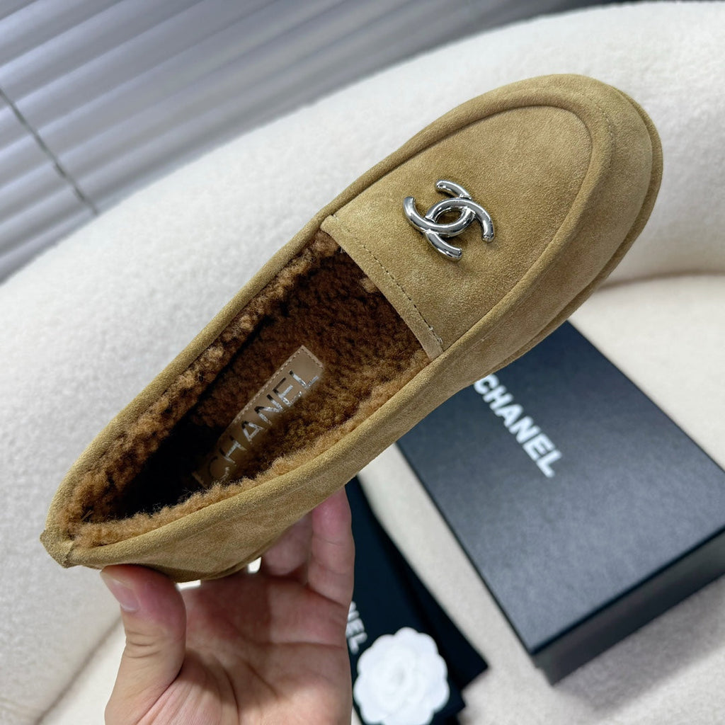 LOAFER IN PEANUT BROWN SUEDE AND WOOL LINING