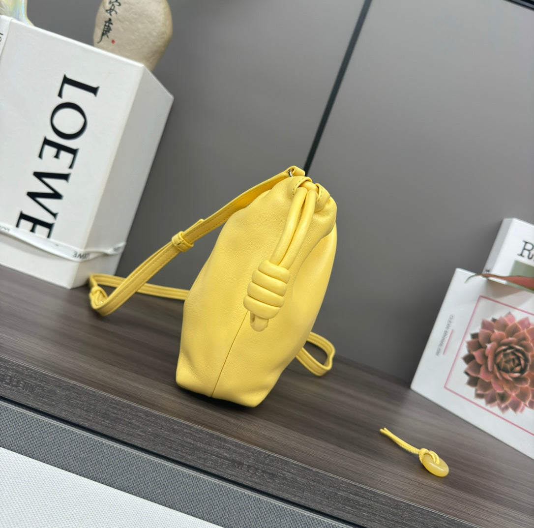 LOE 23 FLAMENCO PURSE BUCKET IN YELLOW LAMBSKIN