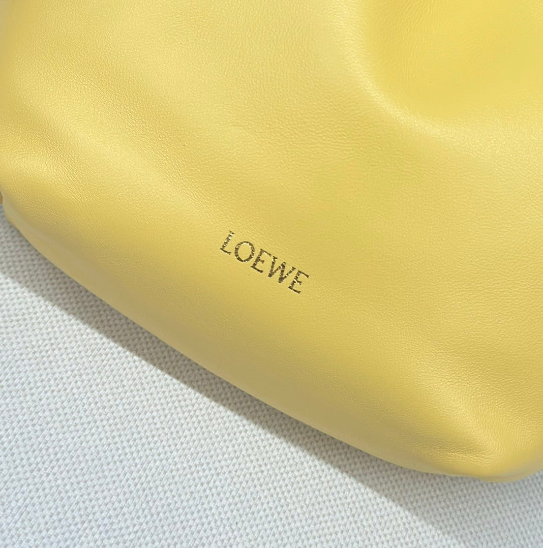 LOE 23 FLAMENCO PURSE BUCKET IN YELLOW LAMBSKIN