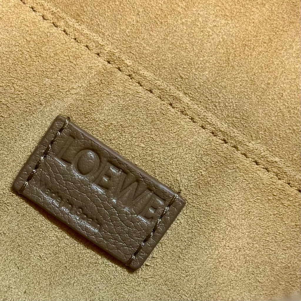 LOEWE 25S PEBBLE BAG 23 IN DARK TAUPE CALFSKIN SILVER HARDWARE