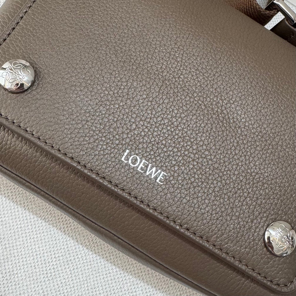 LOEWE 25S PEBBLE BAG 20 IN DARK TAUPE CALFSKIN SILVER HARDWARE