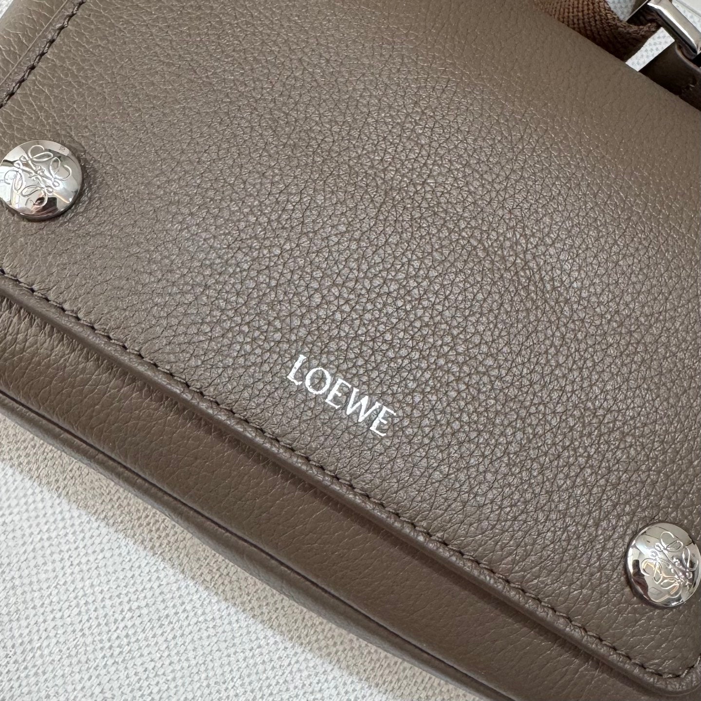 LOEWE 25S PEBBLE BAG 20 IN DARK TAUPE CALFSKIN SILVER HARDWARE