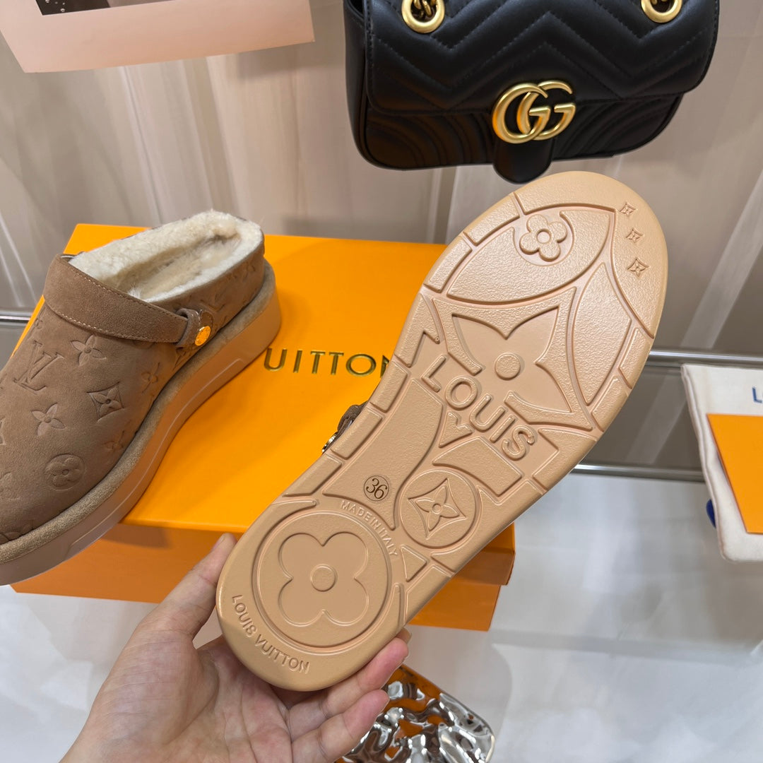 LV WOMEN'S COSY FLAT COMFORT CLOGS IN ASH BROWN MONOGRAM SUEDE