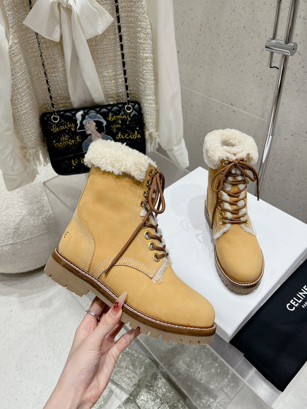 MARTIN BOOT IN PEANUT BROWN SUEDE AND WHITE FLEECE