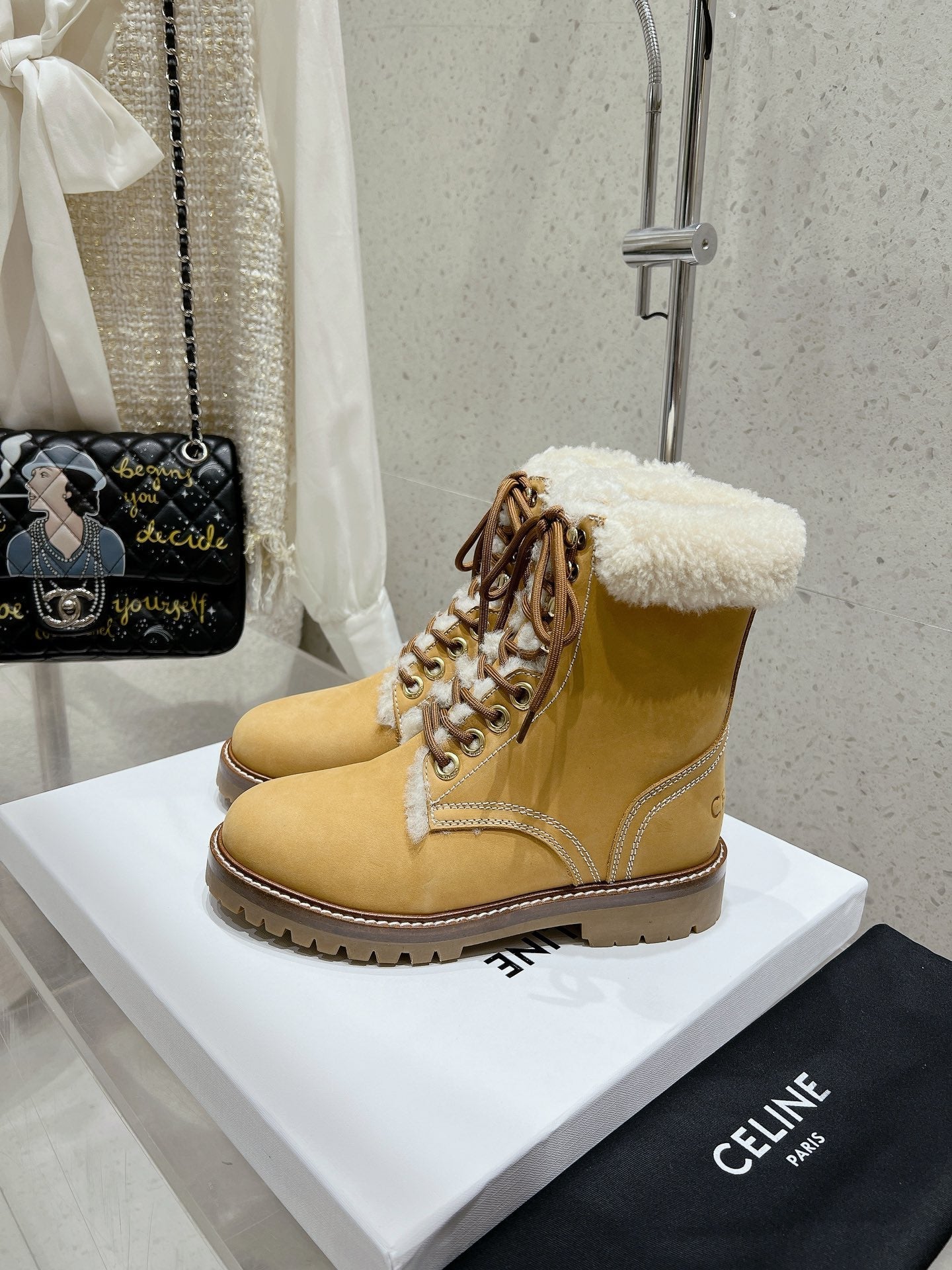 MARTIN BOOT IN PEANUT BROWN SUEDE AND WHITE FLEECE